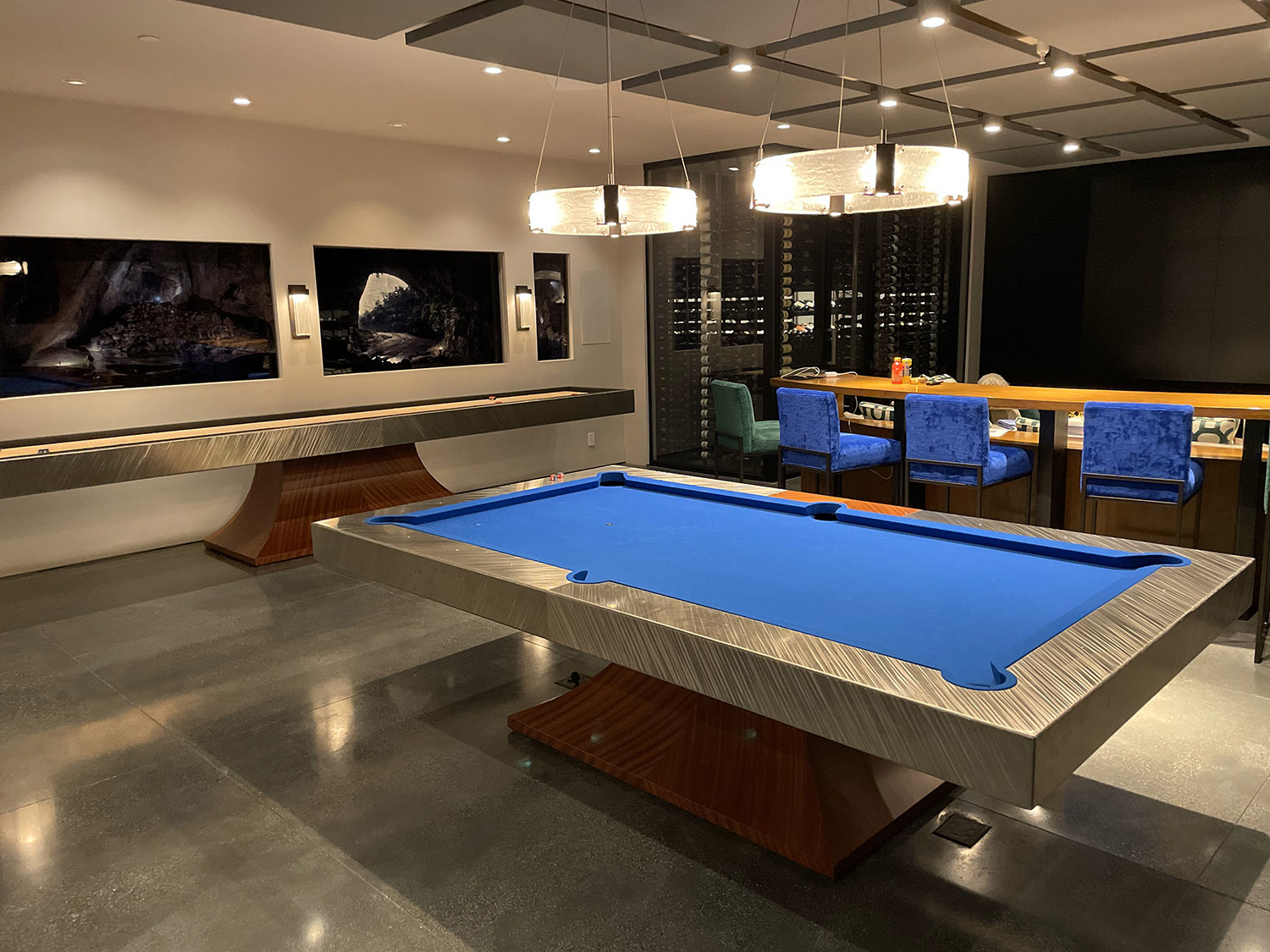 Coordinated pool table and shuffleboard in an entertaining room